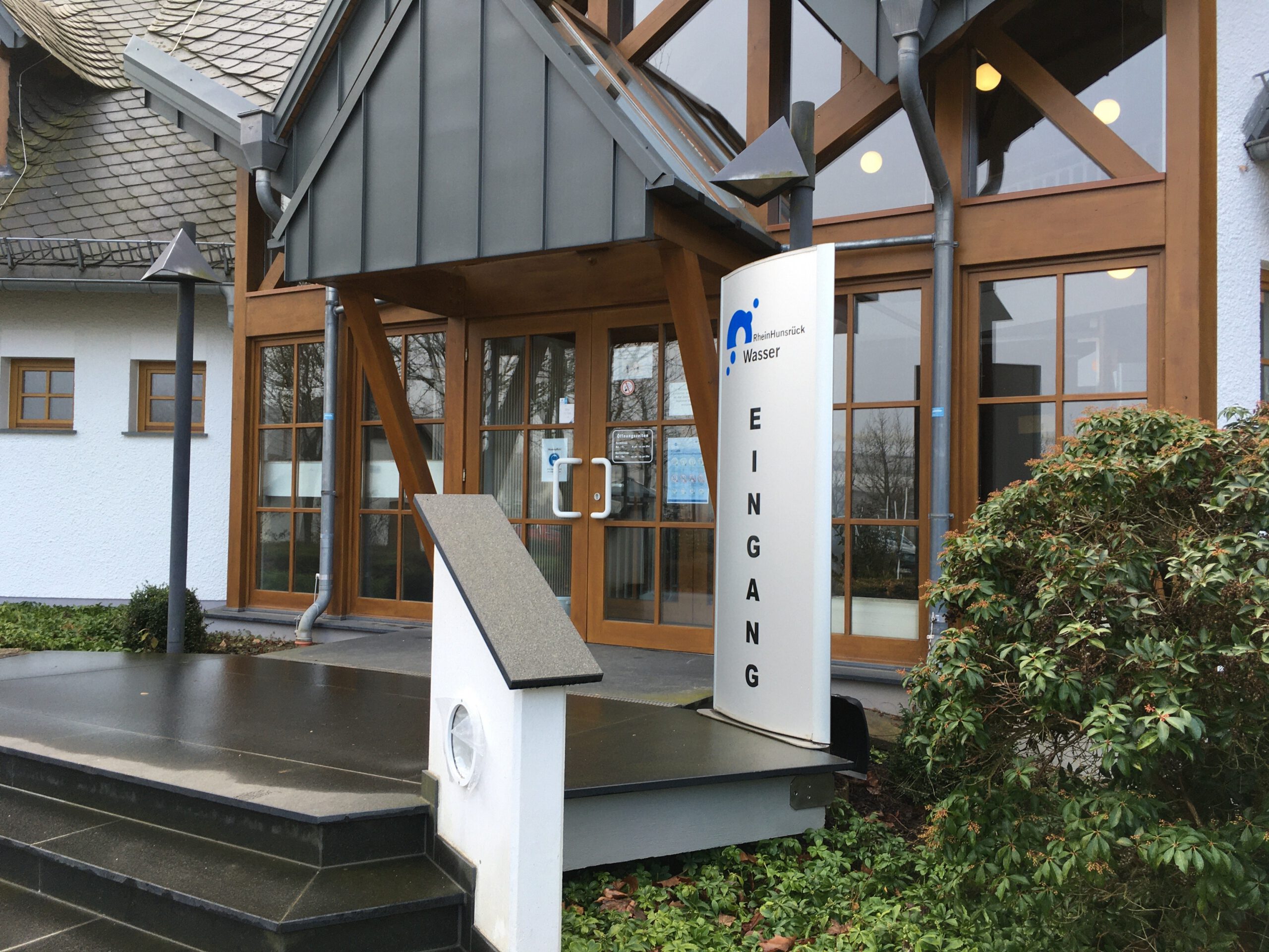 Eingangstür Hauptgebäude