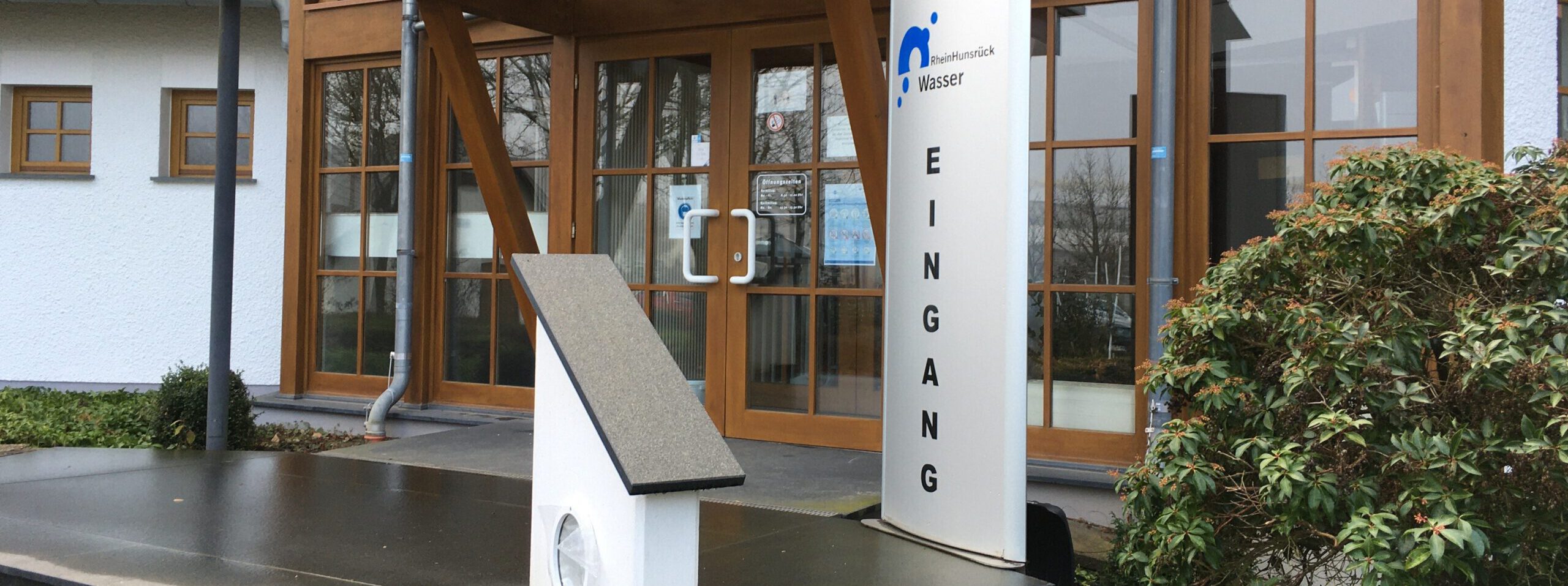 Eingangstür Hauptgebäude